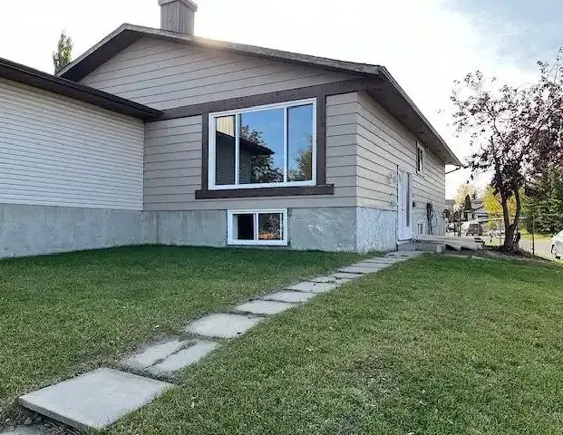 Bright duplex with Fully developed Bsmt. Great loc. | 59 Templemont Rd. NE, Calgary - Photo 1