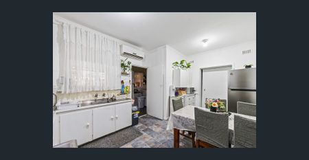 Family-Sized Comfort and Space: 3 Bed, 2 Bath Home in Elizabeth Downs - Photo 2