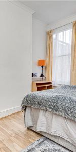 3 bedroom flat in London - Photo 3