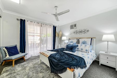 STUNNING 4 BEDROOM HOME WITH POOL IN KIRWAN - Photo 4