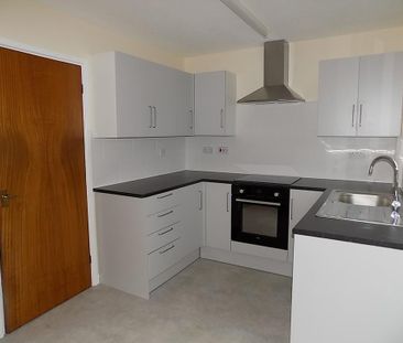 2 bedroom end of terrace house to rent - Photo 5