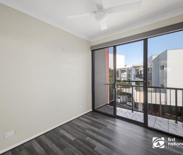 FABULOUS APARTMENT OVERLOOKING THE RABY BAY PRECINCT! - Photo 6
