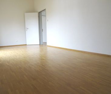 heimelige Dachwohnung mit hohen Räumen und Schwedenofen - Photo 2