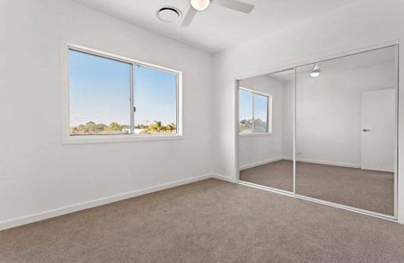 IMMACULATE TOWNHOUSE - Photo 3