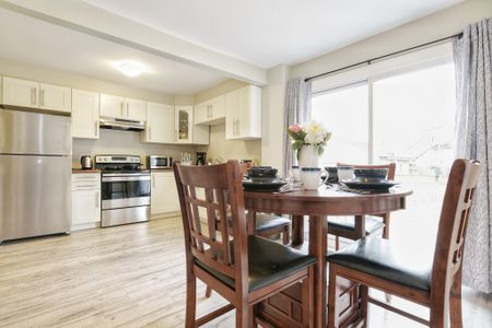 **BEAUTIFUL** 2 Bedroom Main Unit in St. Catharines!! - Photo 5