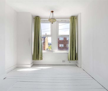 A very well presented four bedroom family house with a beautiful ga... - Photo 4