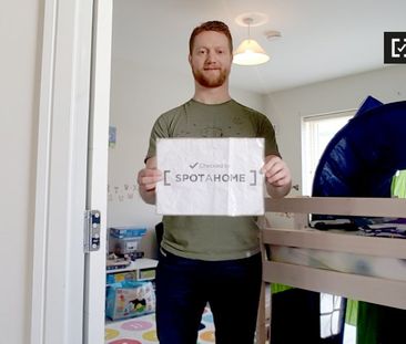 Bright room in 3-bedroom house in Donaghmede, Dublin - Photo 2