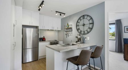 Modern & Stylish Two Bedroom Apartment - Photo 2