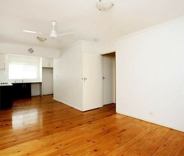 Leafy Refurbished Unit with Courtyard & Parking - Photo 4