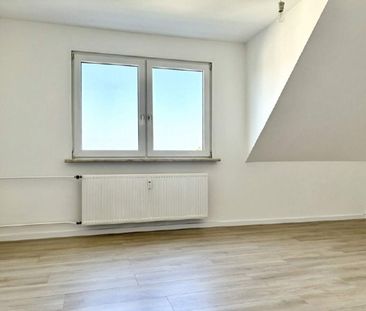 moderne frisch sanierte DG-Wohnung mit EBK + Stellplatz in Reichenb... - Photo 1