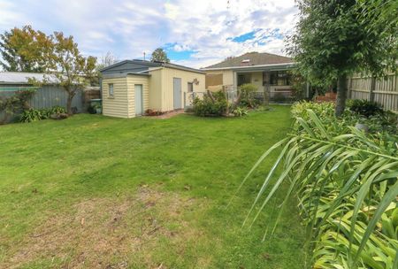 Charming Glen Iris Home with Large Backyard - Photo 2