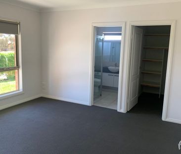 Modern and low maintenance - Photo 1