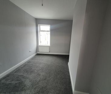 2 bedroom end of terrace house to rent - Photo 3