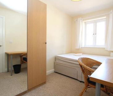 *** STUDENT HOUSE *** 7 Bedroom student property, 10 min walk to Un... - Photo 3