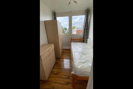 Room in a Shared Flat, Hersham Close, SW15 - Photo 5