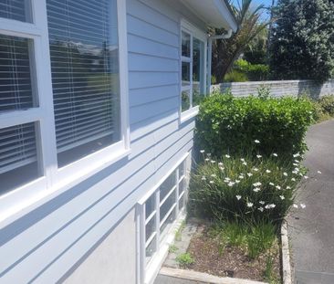 Beautiful light and bright home in Northcote. - Photo 5