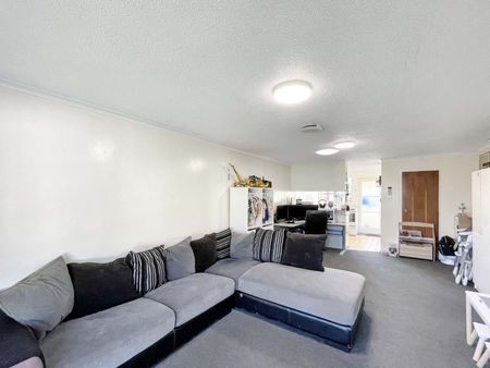 Cute 2-Bedroom Home in Wainui! - Photo 2