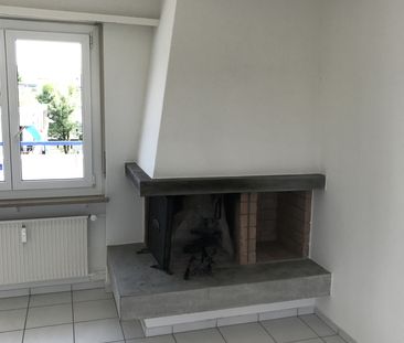 Schöne 3 Zi.-Dachwohnung mit grosser Terrasse nähe Tram - Photo 1