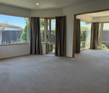 Private 3 bedroom family home – gardener included! - Photo 4