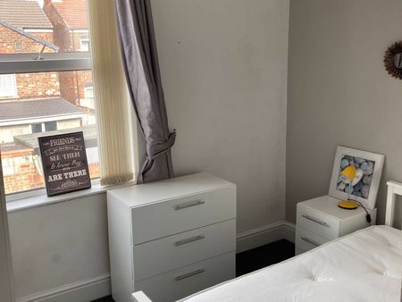 Rooms close to Hull Royal - Photo 2