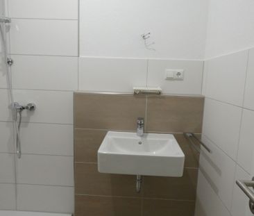 *** Modernisierte 2-Zi-Wohnung mit Balkon in zentraler, dennoch ruh... - Photo 2