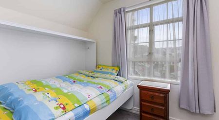 Modern City Townhouse + Garage – Close to Parliament & CBD - Photo 3