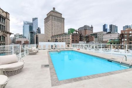240 Rue Notre-Dame O, Montréal, QC - Photo 2