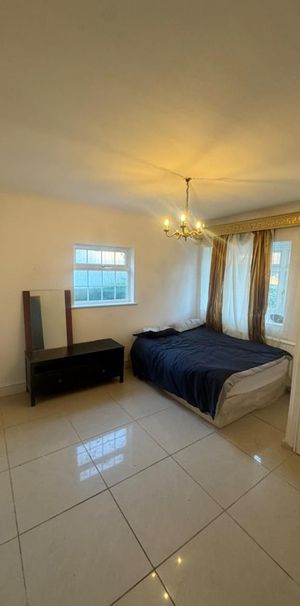 Room in a Shared House, Abercorn Road Finchley Mill Hill, NW7 - Photo 2