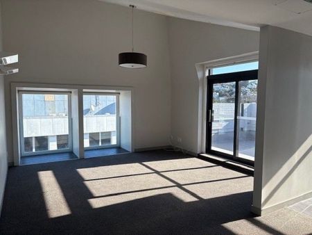 Top-Floor Executive Apartment – Central Location - Photo 4