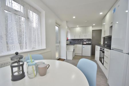 4 bedroom semi-detached house to rent - Photo 5