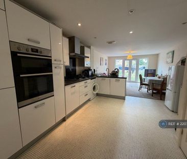 1 bedroom in a house share to rent - Photo 4