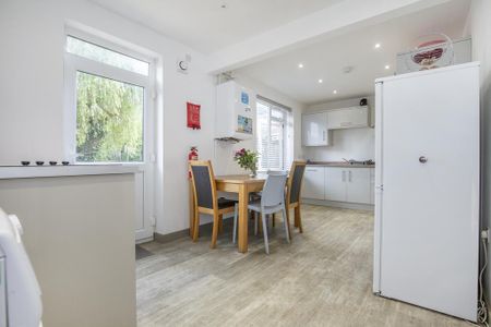 1 bedroom in a house share to rent - Photo 4