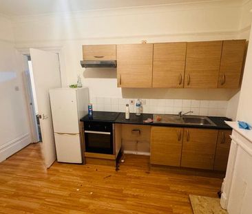 3 bedroom flat to rent - Photo 4