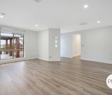 FAMILY FRIENDLY HOME! - Photo 4