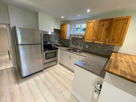 For Lease - 217 Yorkshire Drive, Newmarket, Ontario - Photo 2