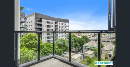 Great Location - East Facing Apartment - 1 Bedroom 1 Bathroom Apartment with 2 car parks - Photo 3