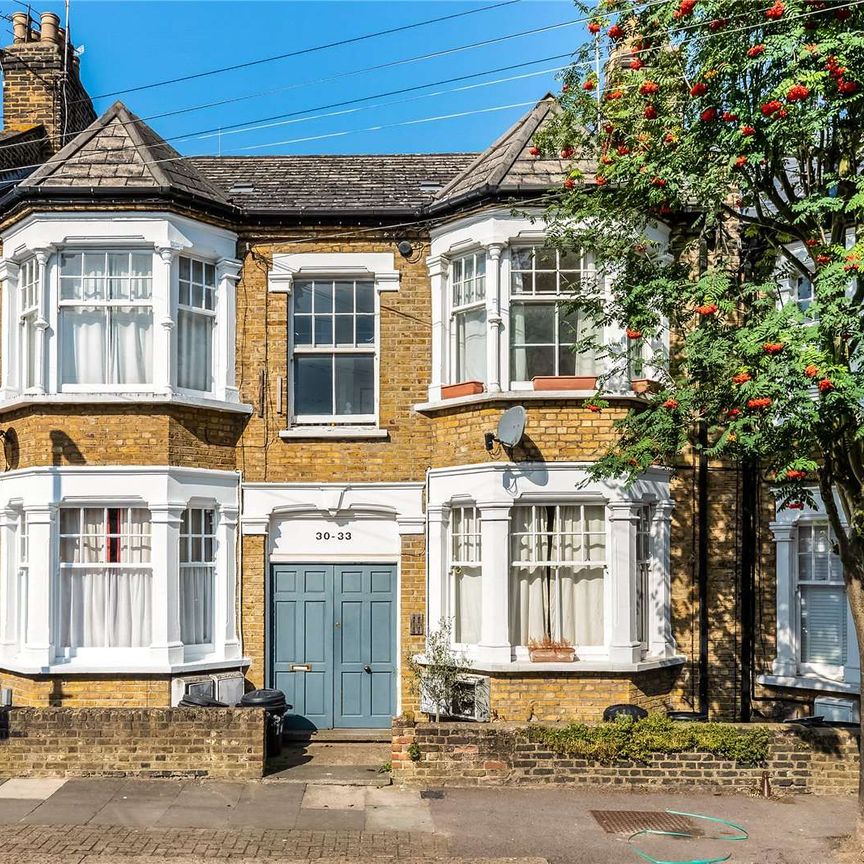 A charming two bedroom apartment on a quiet cul-de-sac in Wandsworth. - Photo 1