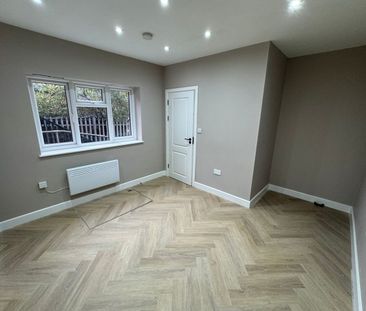 2 Bed Bungalow, High Road, N12 - Photo 3