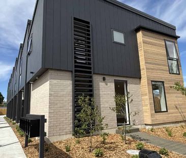 A spacious two bedroom townhouse with all the extras! - Photo 4