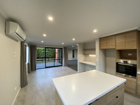 This immaculate three bedroom family home is located in the suburb of Flagstaff, just a short drive from a variety of local amenities. - Photo 3