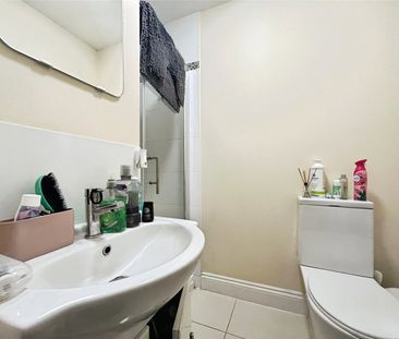 Egham Hill, Englefield Green, Egham, Surrey, TW20 0AL - Photo 4