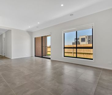 Stylish and Modern Home - Photo 3