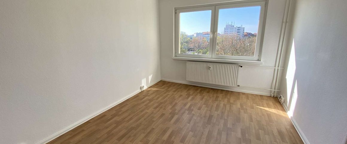 **Helle 2-RWG im EG – Tageslichtbad mit Wanne & Balkon **WE 32** - Foto 1