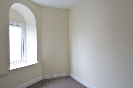 Two Bedroom Flat- Walk to Kings Chase Shopping Centre - Photo 4