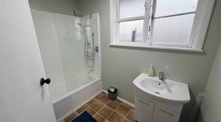 Tidy Three Bedroom - Photo 4