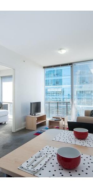 Melbourne | Student Living on Lonsdale | 2 Bedroom Apartment – Large High Level - Photo 1