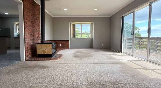 Sunny Lifestyle Home with Extra Accommodation with Space, Comfort & Rural Views - Photo 1