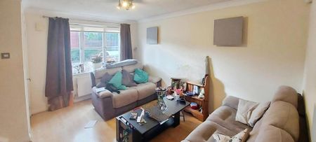 2 bedroom mews to rent - Photo 2