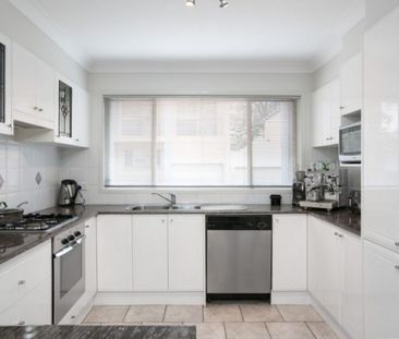 Spacious and Stylish Townhouse on the edge of Wollongong CBD - Photo 1