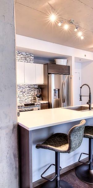 Condo 3.5 de luxe, meublé, rénové au coeur du quartier Dix30 à 5min du REM - Photo 1